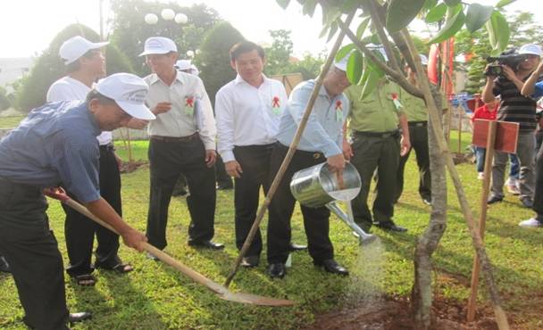 Chủ tịch Ủy ban nhân dân thành phố Lê Hoàng Quân và Phó Chủ tịch Ủy ban nhân dân thành phố Lê Minh Trí tham gia trồng cây tại lễ phát động